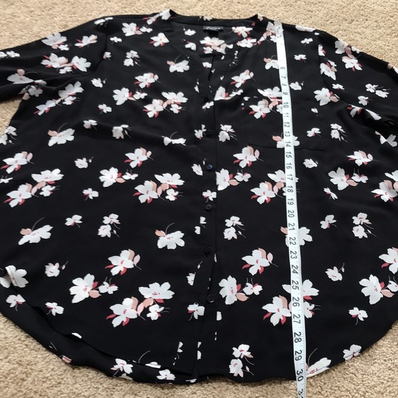 Simply Emma 2X black floral front button blouse. - Picture 6 of 8